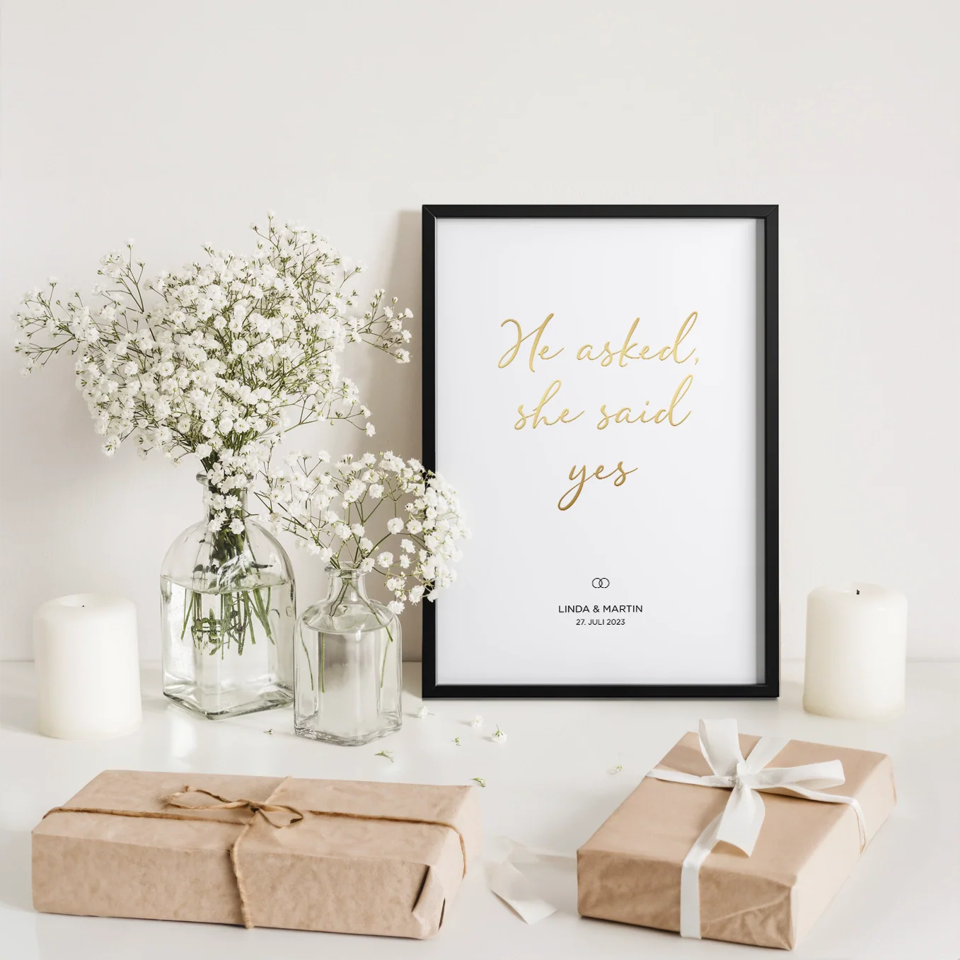 Affiche de mariage "Il a demandé, elle a dit oui" avec lettres dorées