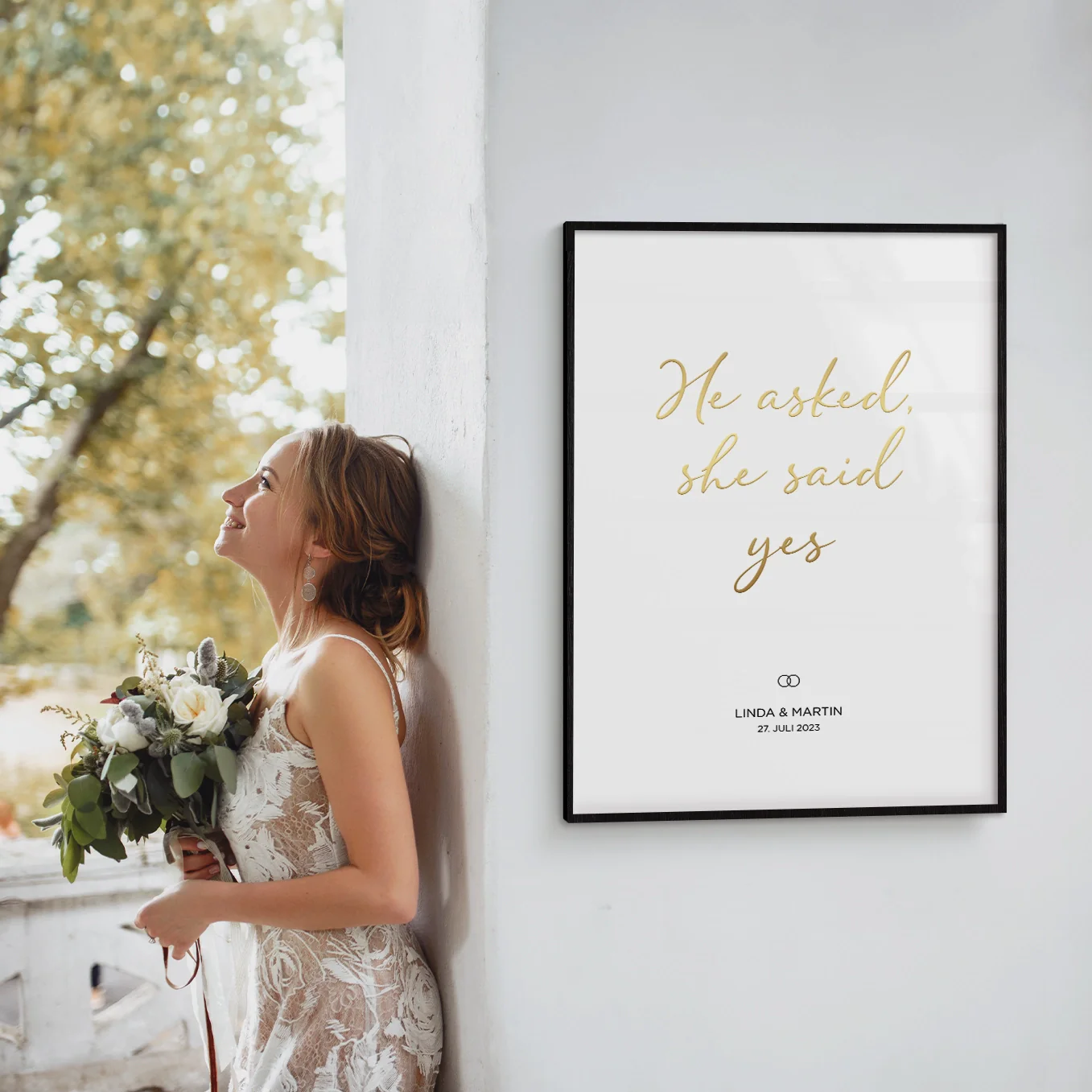 Affiche de mariage "Il a demandé, elle a dit oui" avec lettres dorées - Image 7