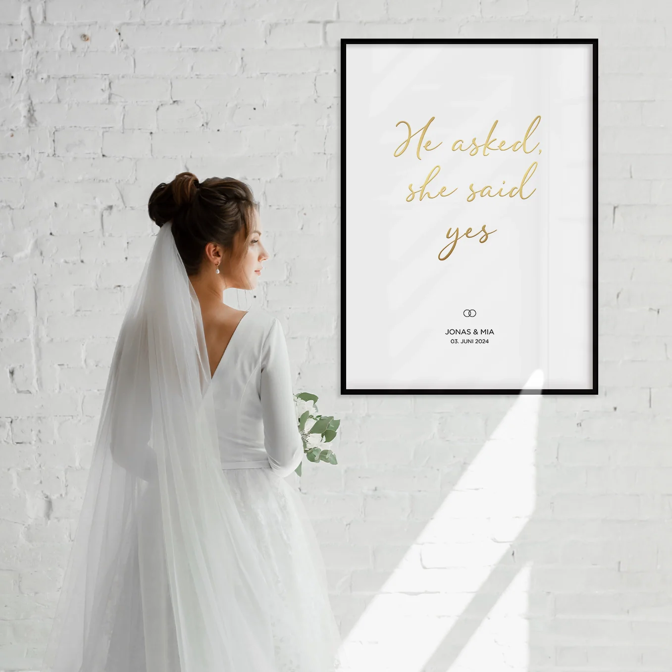 Affiche de mariage "Il a demandé, elle a dit oui" avec lettres dorées - Image 9