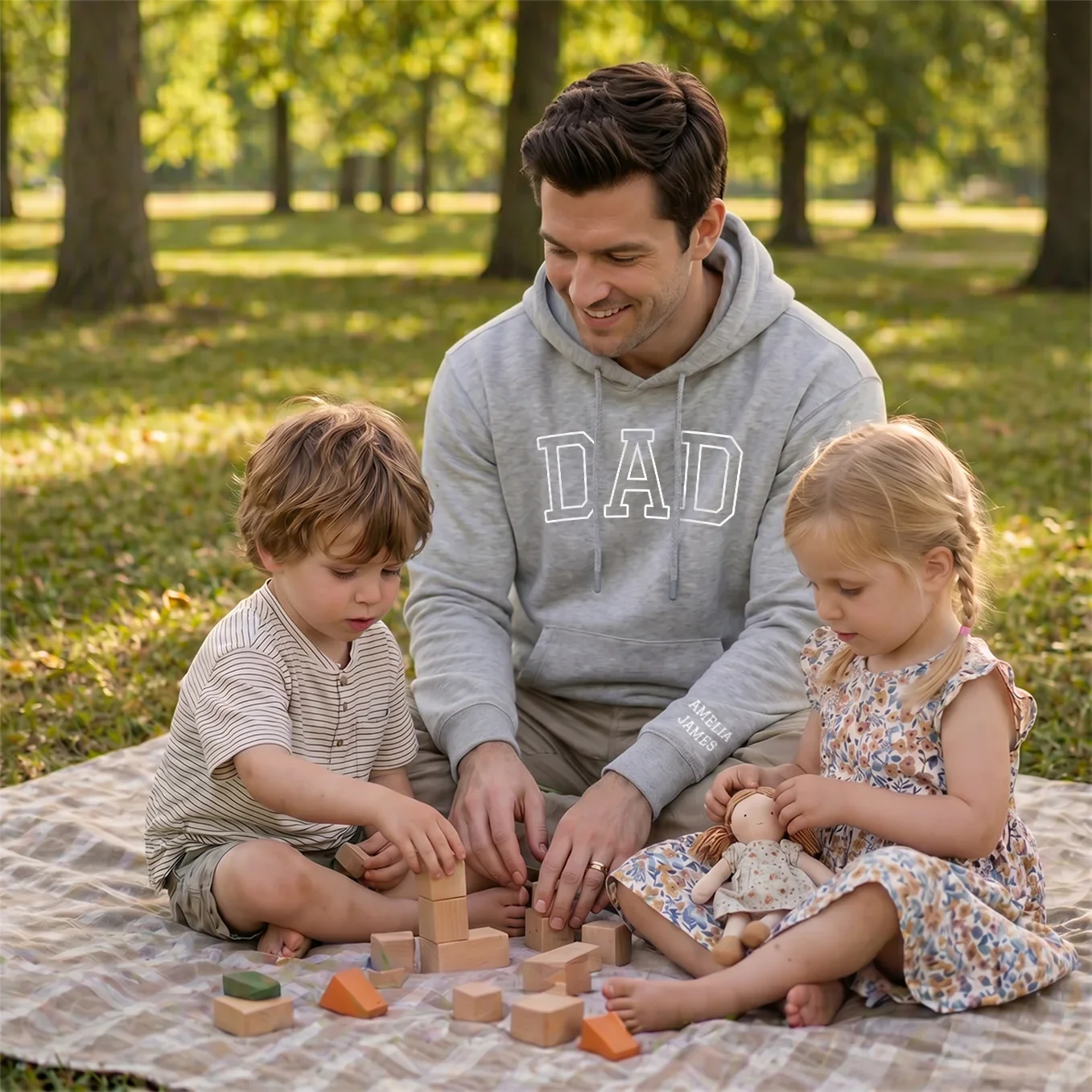 (US) Personalisierter Hoodie "PAPA" mit Ärmeldruck - Image 3