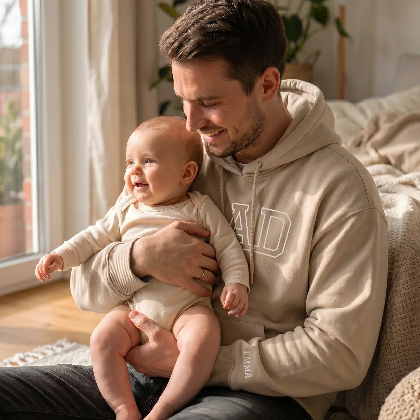 (US) Personalisierter Hoodie "PAPA" mit Ärmeldruck - Image 4