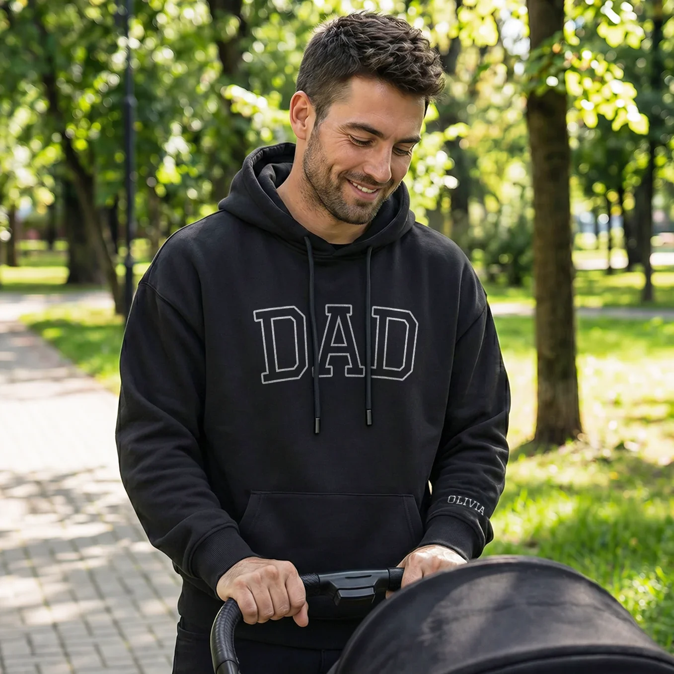 (US) Personalisierter Hoodie "PAPA" mit Ärmeldruck - Image 5