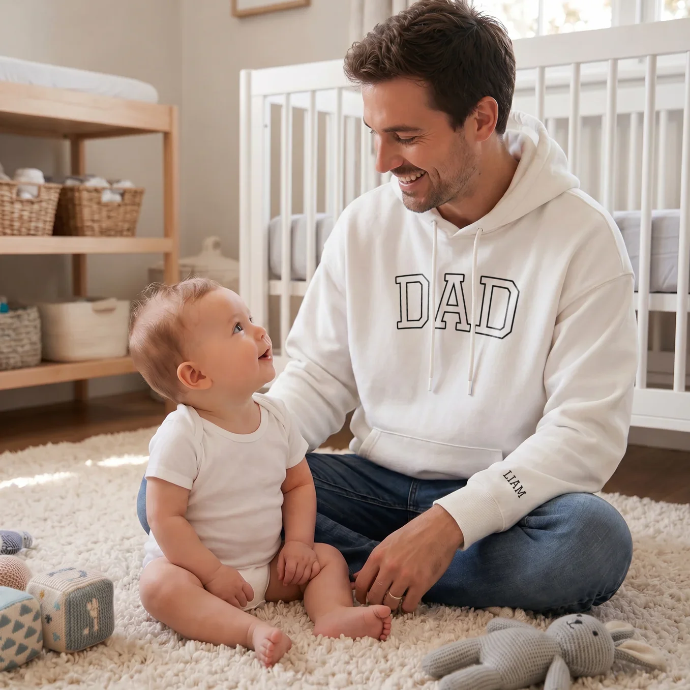 (US) Personalisierter Hoodie "PAPA" mit Ärmeldruck - Image 7