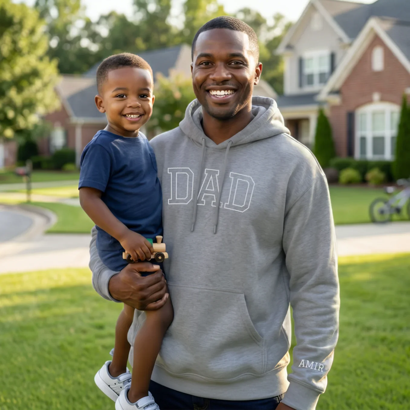 (US) Personalisierter Hoodie "PAPA" mit Ärmeldruck - Image 9