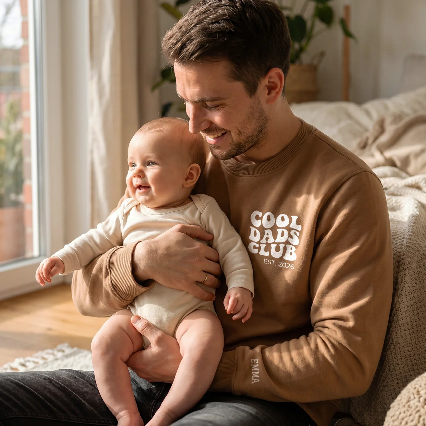 Personalisierter Sweater "Cool Dads Club" mit Ärmeldruck - Image 3