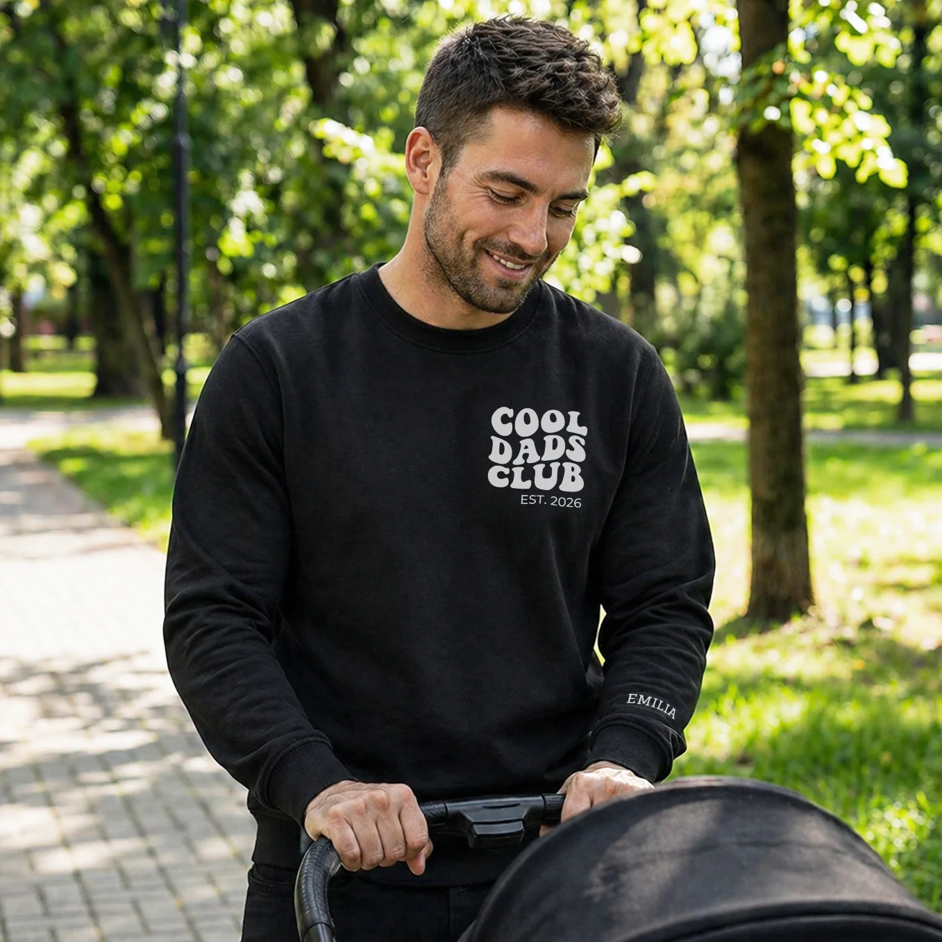 Personalisierter Sweater "Cool Dads Club" mit Ärmeldruck - Image 4