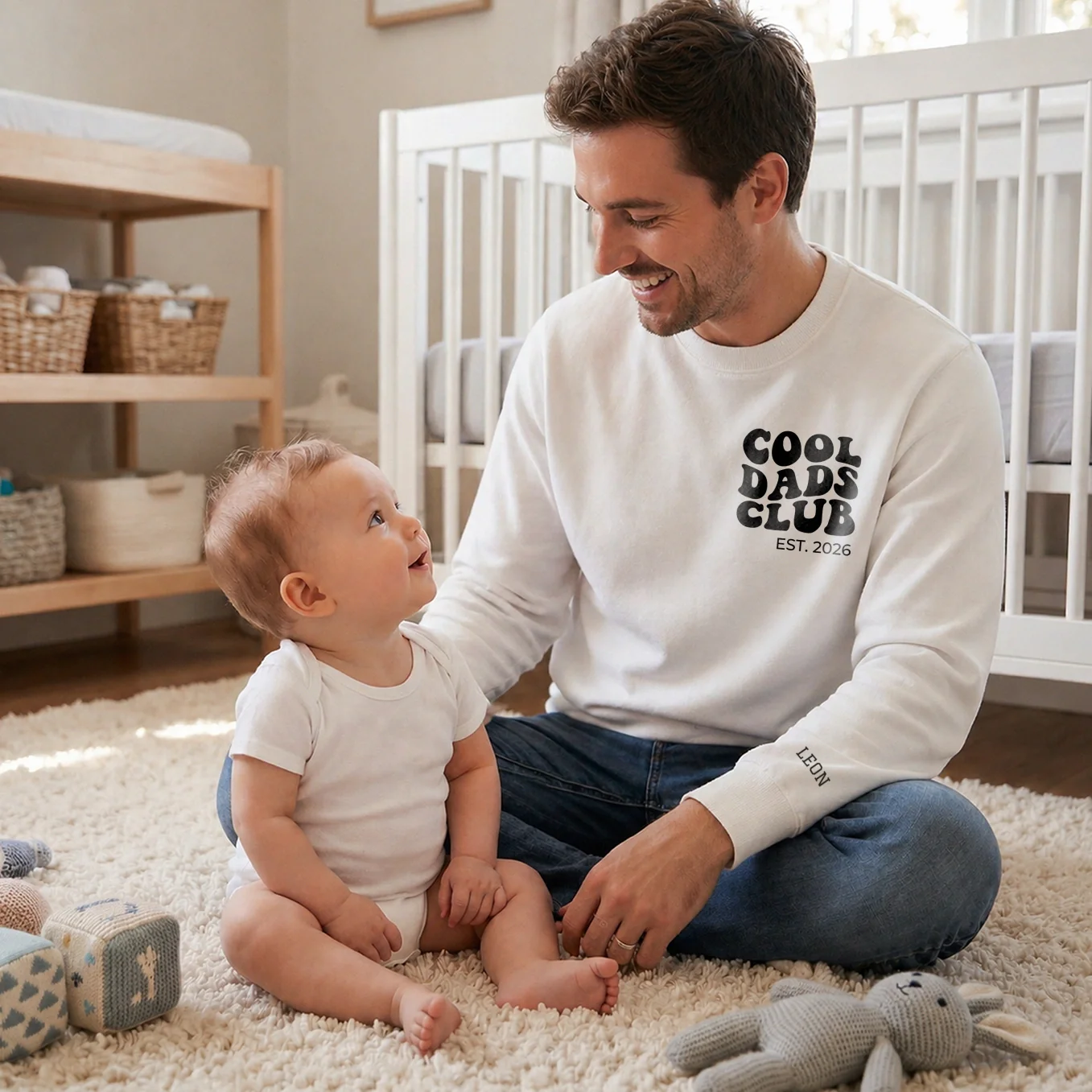 Personalisierter Sweater "Cool Dads Club" mit Ärmeldruck - Image 6