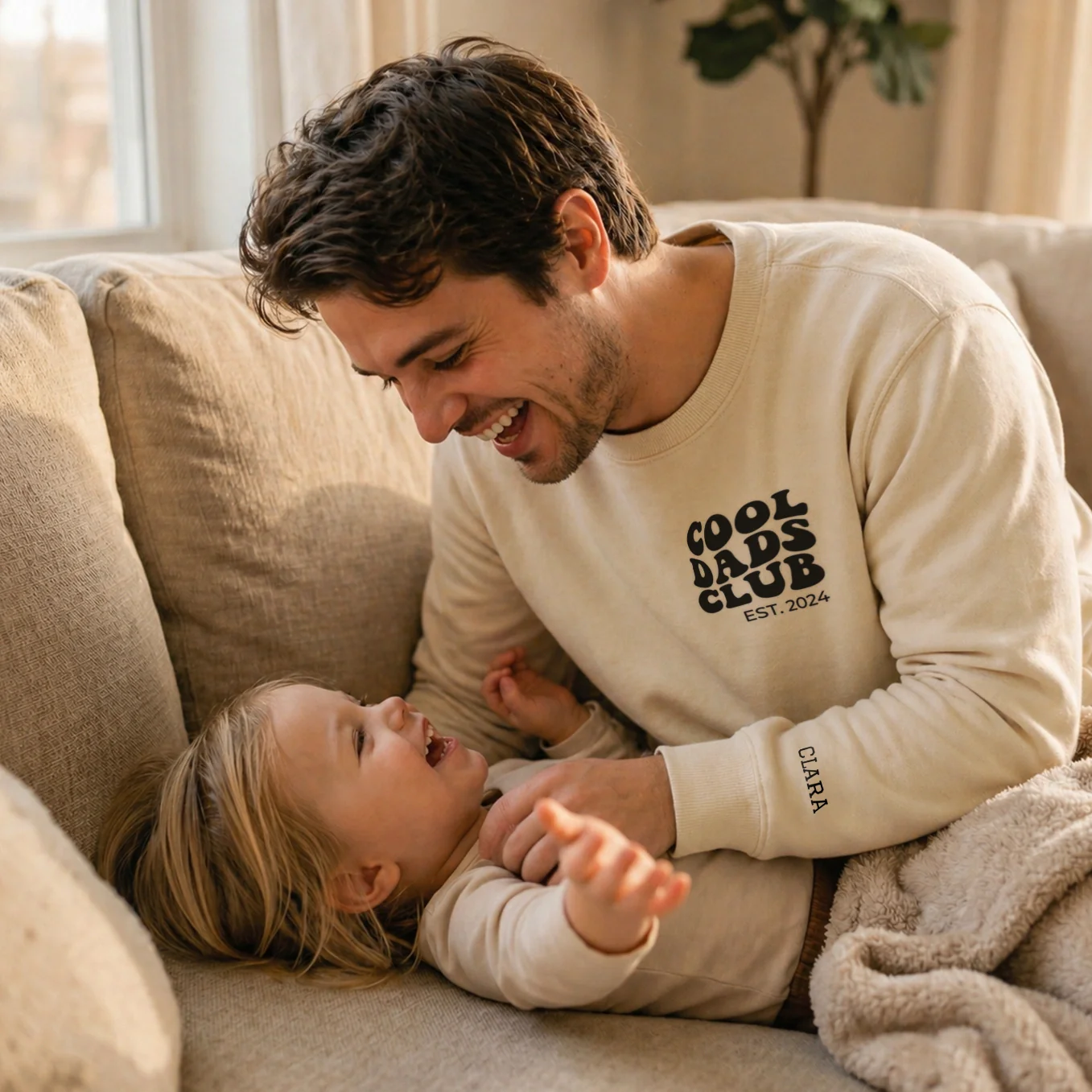 Personalisierter Sweater "Cool Dads Club" mit Ärmeldruck - Image 9