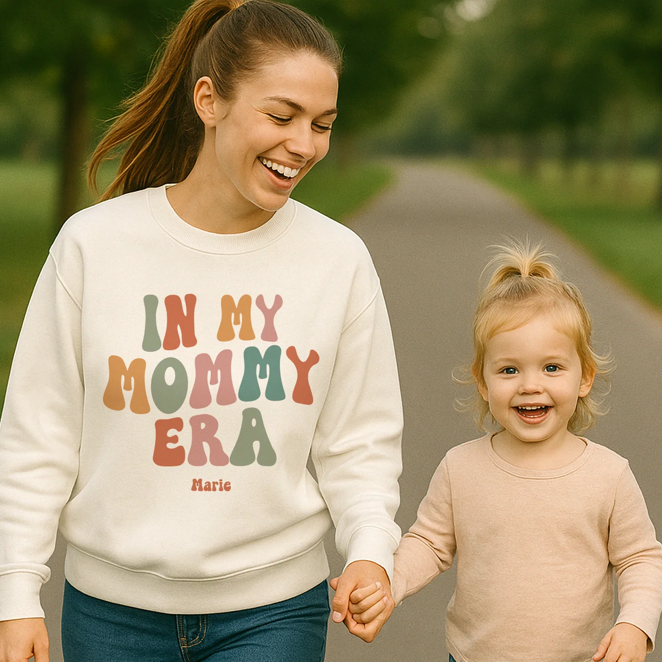 Personalisierter Sweater "In My Mommy Era" - Image 5