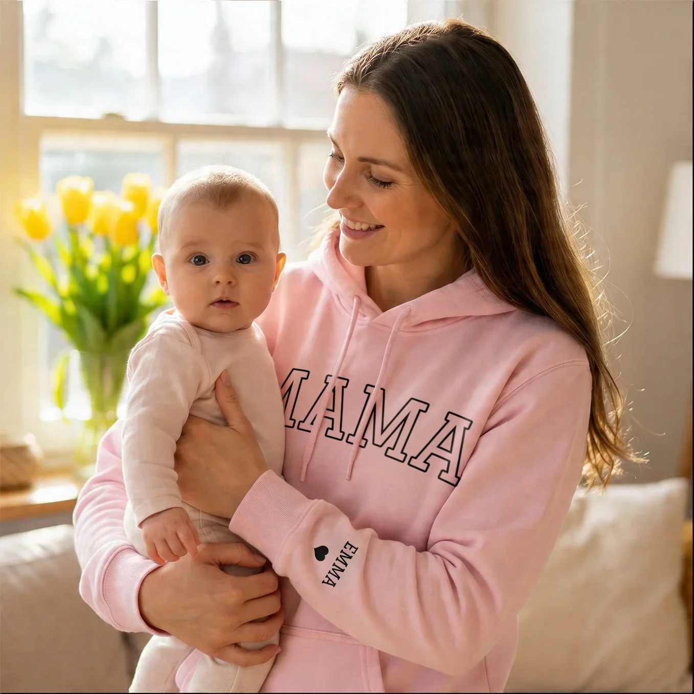 (US) Personalisierter Hoodie "MAMA" mit Ärmeldruck - Image 3