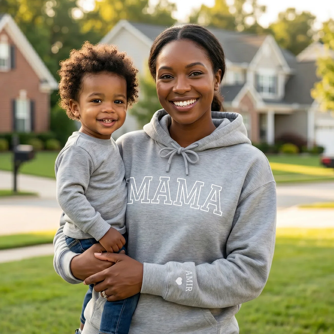 (US) Personalisierter Hoodie "MAMA" mit Ärmeldruck - Image 7