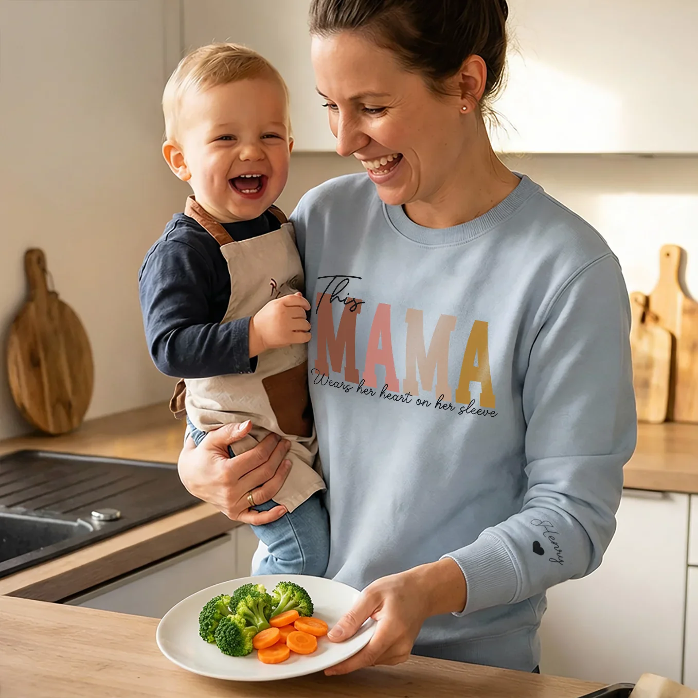 (US) Personalisierter Mama Sweater mit Ärmeldruck - Image 11