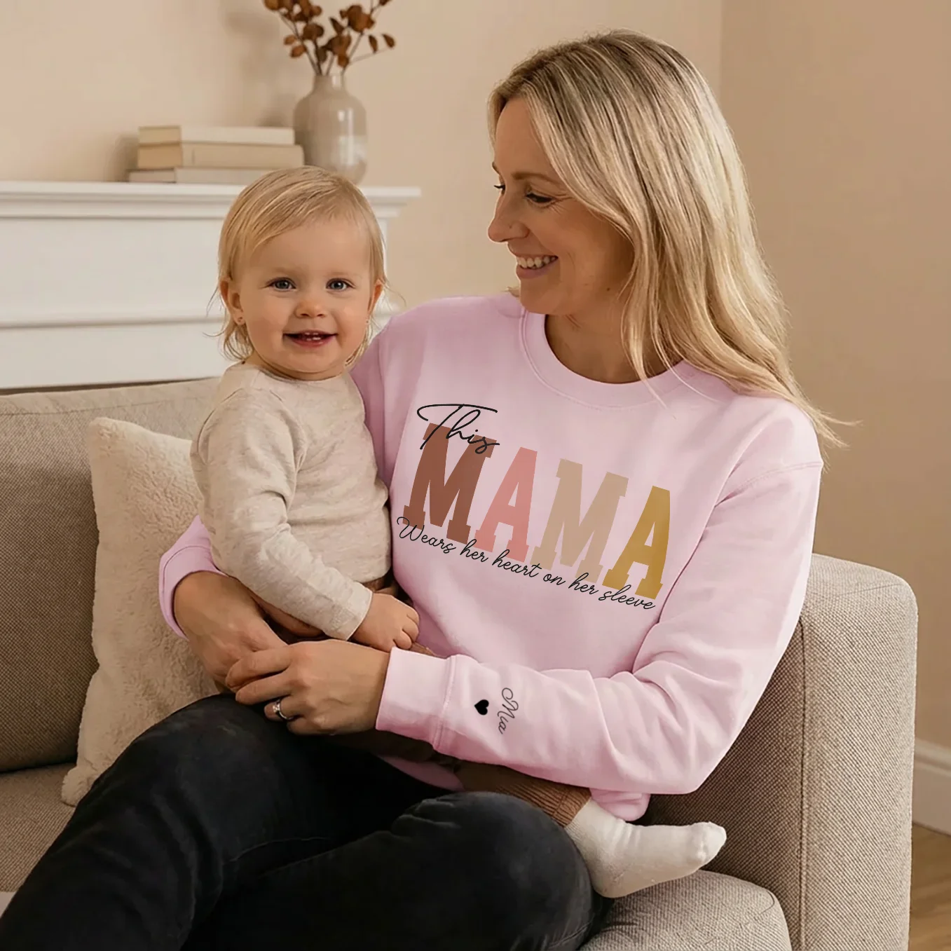 (US) Personalisierter Mama Sweater mit Ärmeldruck - Image 2