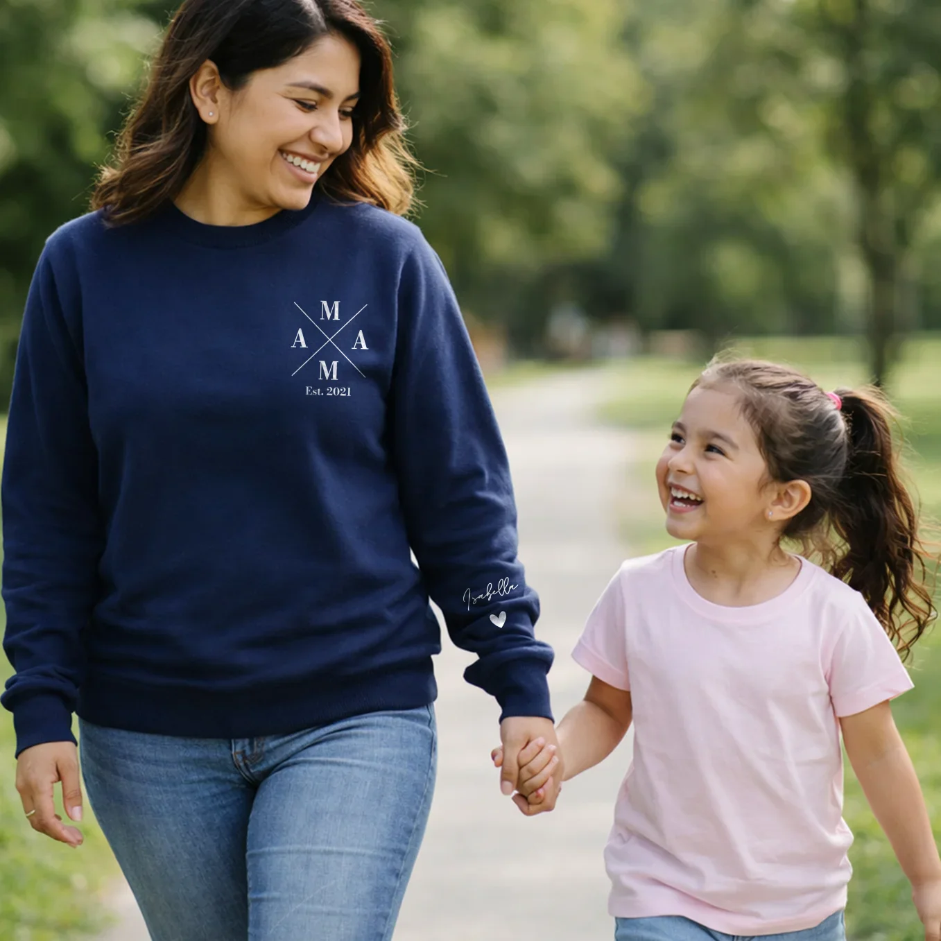 (US) Personalisierter Sweater "Mama Cross" mit Ärmeldruck - Image 11