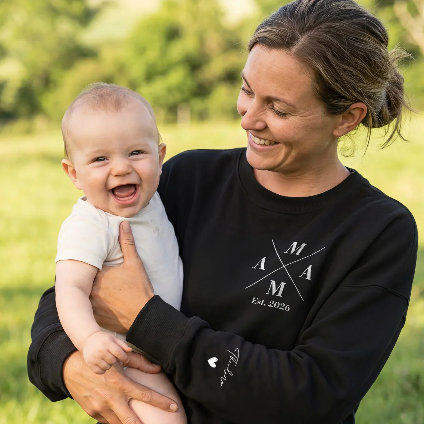 (US) Personalisierter Sweater "Mama Cross" mit Ärmeldruck - Image 12
