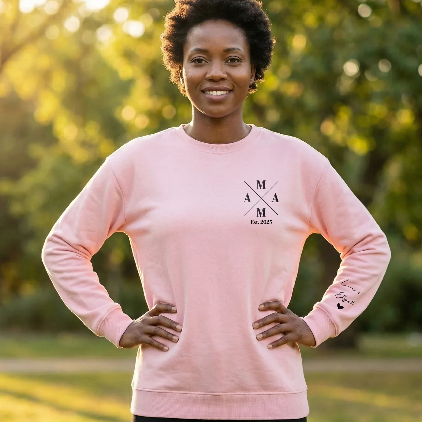 (US) Personalisierter Sweater "Mama Cross" mit Ärmeldruck - Image 2