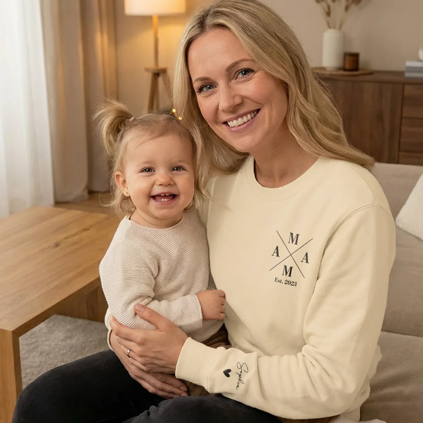 (US) Personalisierter Sweater "Mama Cross" mit Ärmeldruck - Image 4