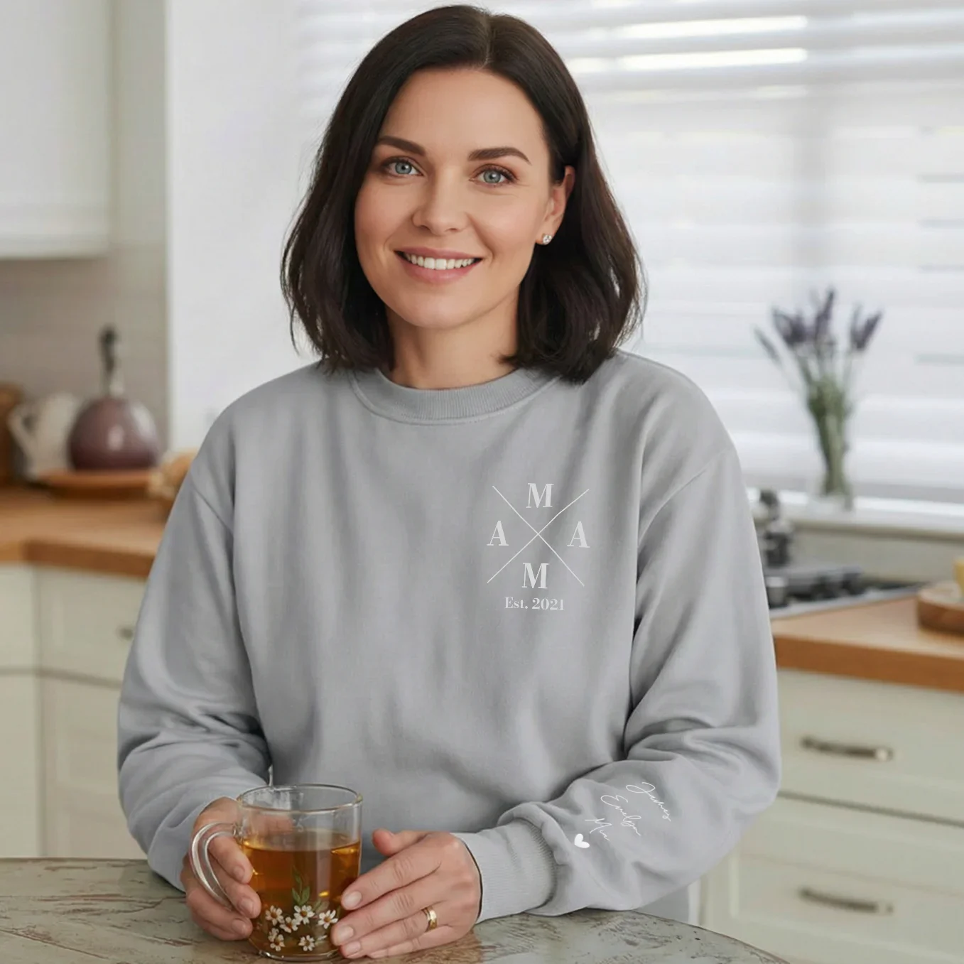(US) Personalisierter Sweater "Mama Cross" mit Ärmeldruck - Image 5