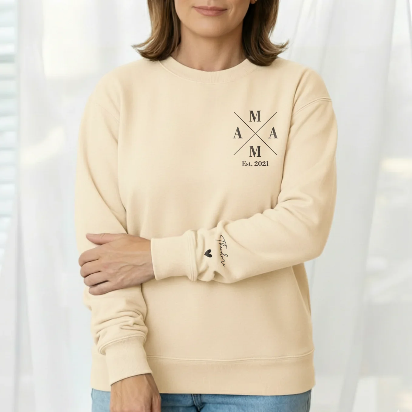 (US) Personalisierter Sweater "Mama Cross" mit Ärmeldruck - Image 6