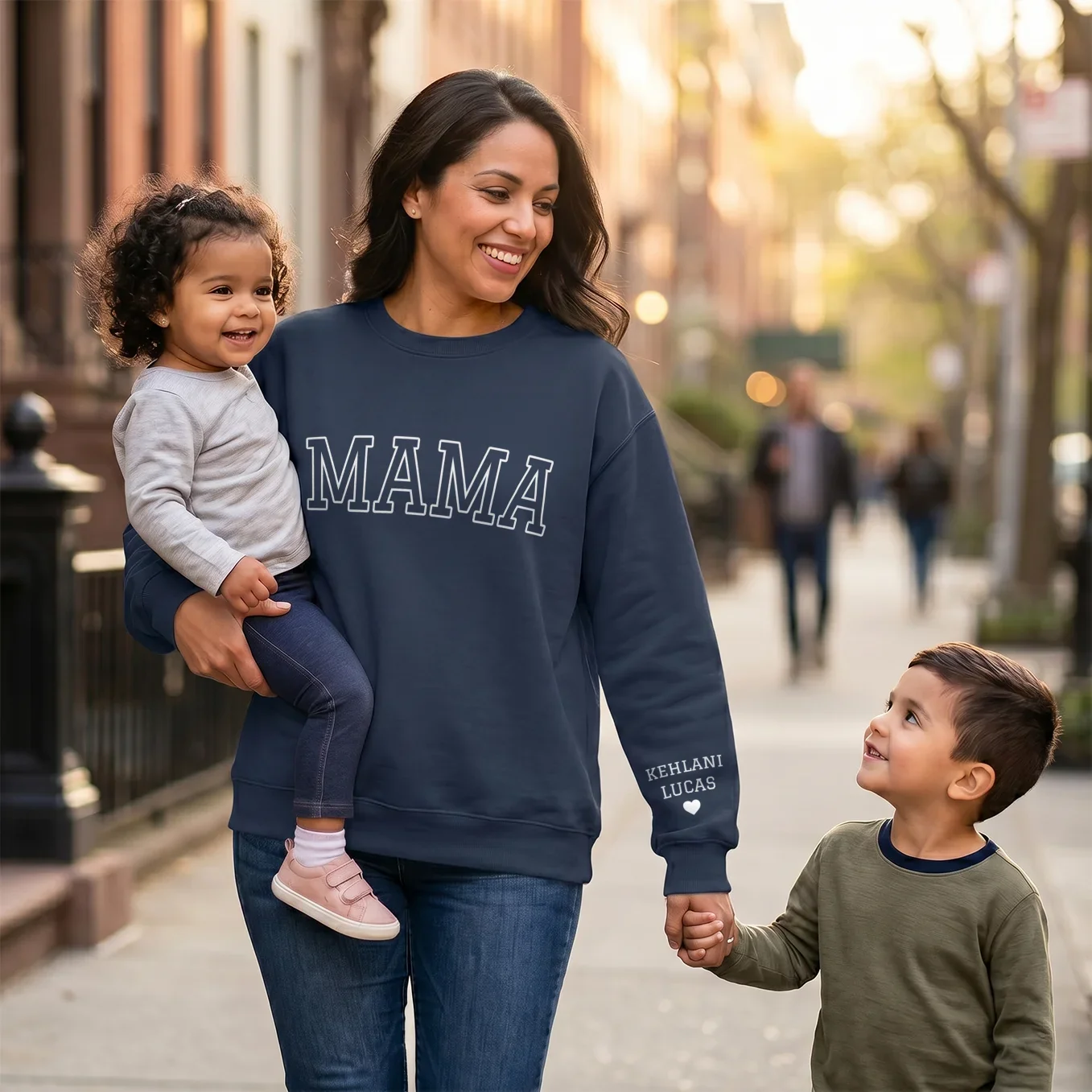 (US) Personalisierter Sweater "MAMA" mit Ärmeldruck - Image 10
